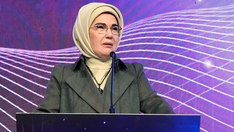 Emine Erdoğan'dan 'Ebeler Günü'ne özel paylaşım