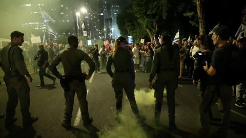 On binlerce İsrailli sokaklarda: Netanyahu'nun evinin önüne gittiler! Polis atlı birliklerle müdahale etti
