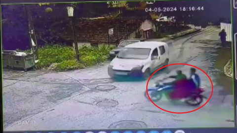 Sultangazi'de otomobil ile motosikletin çarpıştığı kaza anbean kamerada!