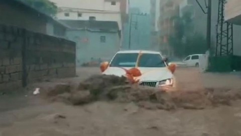Cizre'de gelin arabası sel sularının ortasında kaldı