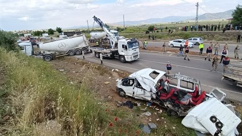 Beton mikseri ile servis minibüsünün çarpıştığı kazada ikizini kaybetmişti! Sude o anları anlattı! - Resim: 3