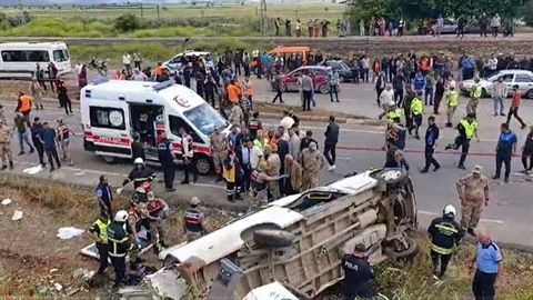 Beton mikseri ile servis minibüsünün çarpıştığı kazada ikizini kaybetmişti! Sude o anları anlattı! - Resim: 1