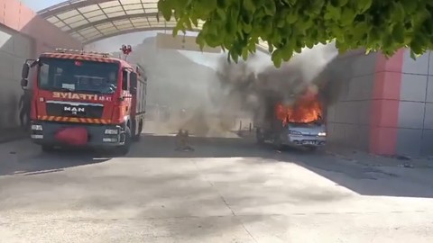 Mardin'de park halindeki minibüs alev topuna döndü