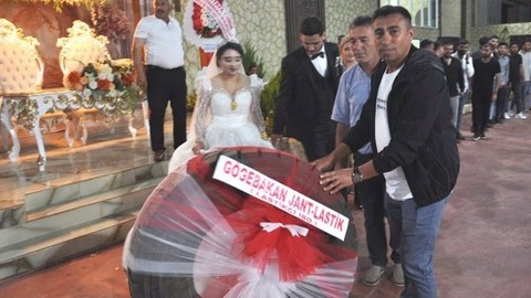GAZİANTEP'TE DÜĞÜNDE ÖYLE BİR HEDİYE GETİRDİ Kİ GÖRENLER ŞOKE OLDU