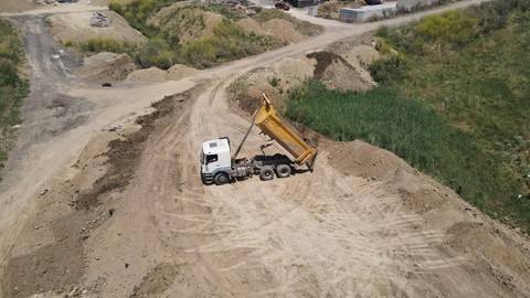 Kaçak hafriyat kamyonu drondan saklanamadı