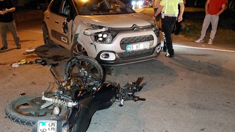 Motosiklet ile otomobil çarpıştı: 1'i ağır 2 yaralı!