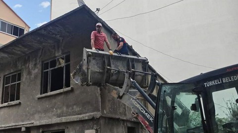 Sinop'ta harabeye dönmüş evin çatısında bulundu. Belediye ekipleri onu kurtarmak için acil devreye girdi
