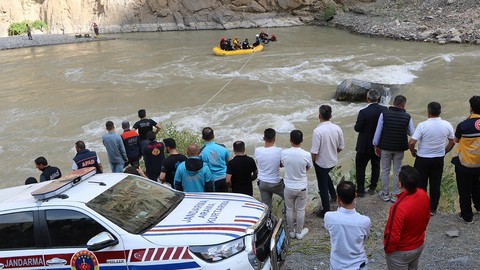 Hakkari'de 20 yaşındaki Kübra Gültekin seyir terasından uçuruma atlamıştı! Genç kızın cansız bedenine ulaşıldı!