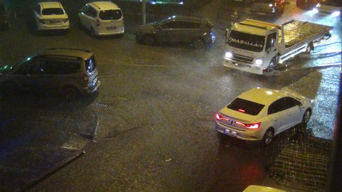 Meteorolojinin sarı kodla uyardığı Kars'ta yer gök yer değiştirdi! Cadde ve sokaklar göle döndü