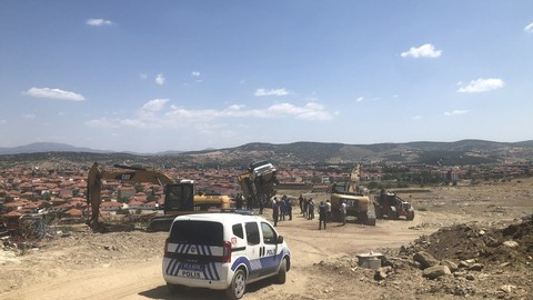 Hafriyat kamyonu havada asılı kaldı! Şoför aşağı atladı!