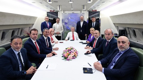 tv100 Erdoğan'ın uçağındaydı! Erdoğan Almanya ziyareti dönüşü gazetecilerin sorularını yanıtladı! "Merih'e verilen ceza tamamen siyasi"