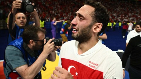 Hollanda maçı sonrası duygusal anlar! Hakan Çalhanoğlu gözyaşlarına hakim olamadı!