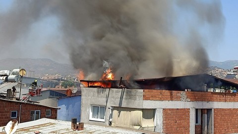 Çatı katındaki buzdolabı patladı! buzdolabından çıkan alevler çatıyı alev topuna çevirdi! Korku dolu anları izleyen vatandaşlar ise itfaiye ekiplerini eleştirdi