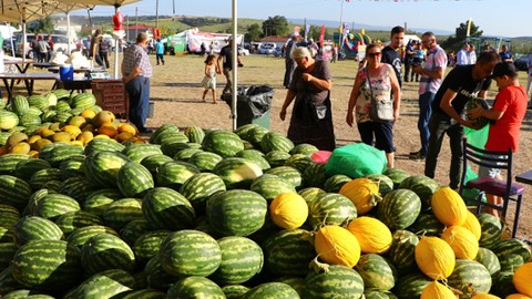 Bu da karpuz yeme yarışması: Çeyrek altın için 2 kilo karpuz yediler