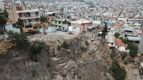 ‘İzmir'deki yapıların yüzde 40'ı gecekondu, kaçak ve ruhsatsız’