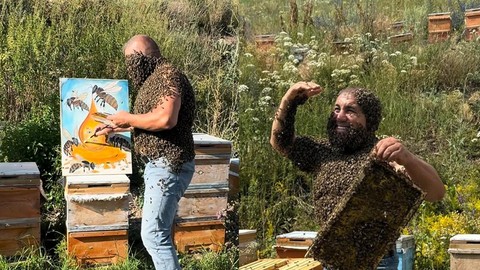 ‘Arı adam’ dan ilginç eylem! Dünya savaşlarına dikkat çekmek için ilginç bir eyleme imza attı!