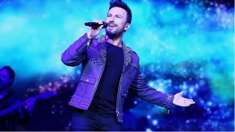 Megastar Tarkan'dan dikkat çeken hareket! Terini sildiği havluyu hayranlarına attı! "Merak etmeyin terim mis gibi kokuyor"