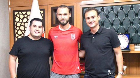 Balıkesirspor’dan stoper transferi! Tecrübeli isim 2 yıllık imzayı attı