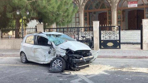 Mersin'de kaza: İki araç çarpıştı, savrulan pikap cami duvarını yıktı