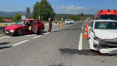 Bolu D-100 Karayolu'nda iki otomobil çarpıştı: 1 kişi yaralandı!
