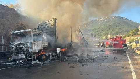 Bilecik'te seyir halindeki ambar malzemesi yüklü tır alev aldı!