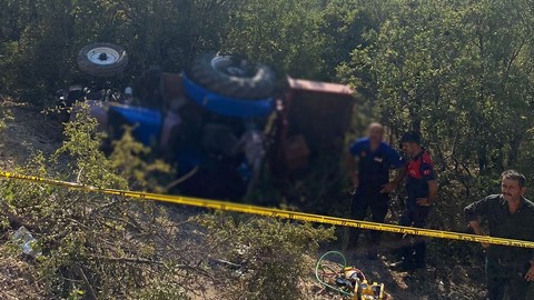 Amasya'da feci kaza! Traktör araziye yuvarlandı! Talihsiz sürücü traktörün altında kalarak can verdi!