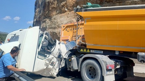 Korkuteli-Antalya karayolunda lastiği patlayan tır korku dolu anlar yaşattı!