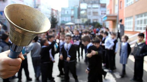 Milyonlarca öğrenci okullarına kavuşacak: İlk ders zili bugün çalıyor!