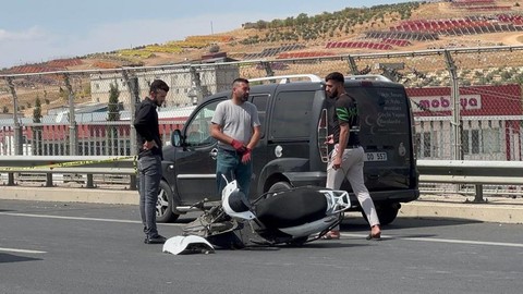 Gaziantep'te kontrolden çıkan motosiklet bariyerlere çarparak savruldu! Sürücü hayatını kaybetti!