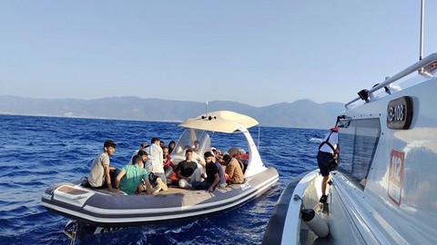 Kuşadası açıklarında lastik bot içerisinde 17 düzensiz göçmen yakalandı!