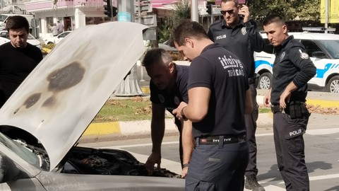 Tekirdağ'da seyir halindeki araç aniden alev aldı! Araç sahibi canını zor kurtardı