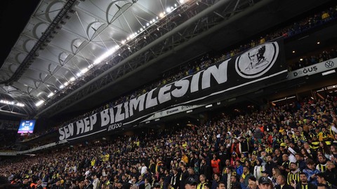 Fenerbahçe tribünlerinde dikkat çeken isim! Gizlice geldi ama taraftarlar onu fark etti