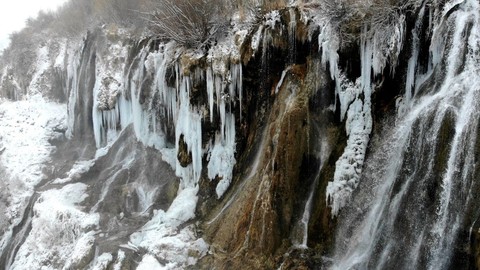 Doğanın mest eden görüntüsü: Ünlü şelale dondu! Fotoğraf çekmek için akın ettiler!