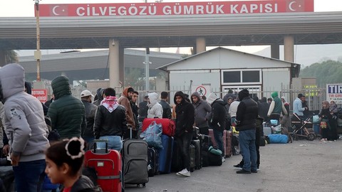 Suriye sınırında büyük yoğunluk! Suriyeliler 14 yıl sonra evlerine dönüyor!