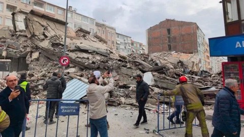 Güngören'de bina çöktü!