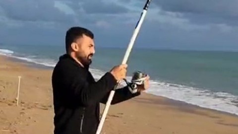 Antalya'da amatör balıkçı, oltasına gelen hayvanı görünce şaşırdı. Tam 10 kilogramdı. Yaptığı hareket teşekkür aldı