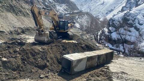 Hakkari'de köy yolları kışa hazırlanıyor