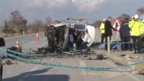 Konya'da feci kaza! Otomobil refüje çarptı: 3 kişi hayatını kaybetti