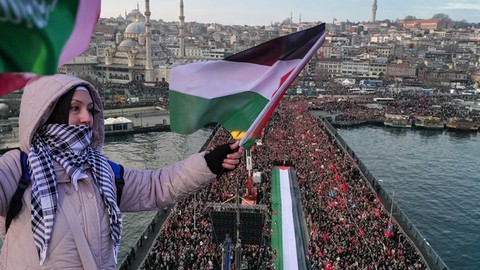 Galata Köprüsü'nde tarihi gün! On binler Gazze için bir araya geldi