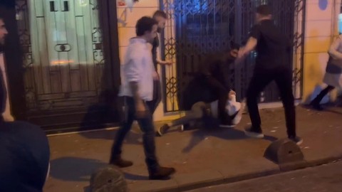 Taksim'de eğlence mekanı çıkışı tekme ve yumruklu kavga!