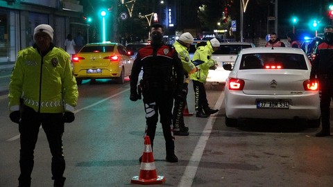 Pişkinliğin böylesi pes dedirtti! Alkollü olarak direksiyon başına geçip ceza yedi, “Yine olsa yine yaparım” dedi