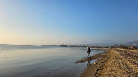 Balıkesir'de deniz 30 metre geriye doğru çekilince aşağıdan ortaya çıktı. Tam 3 bin 500 yıllıktı