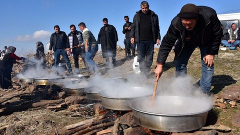 Şanlıurfa'da çiftçiler, yağmur duasına çıktı: Kurbanlar kesildi, dualar edildi