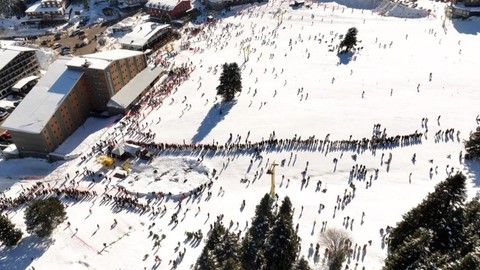 Uludağ'da izdiham: Pistlerde adım atacak yer kalmadı!