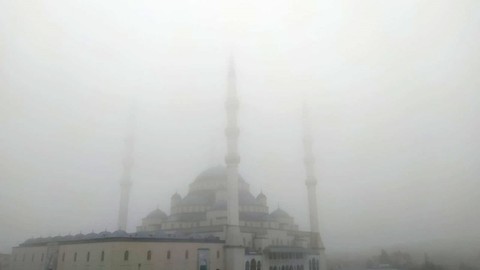 Ankara'da gece saatlerinden itibaren etkili oldu. Görüş mesafesi düştü