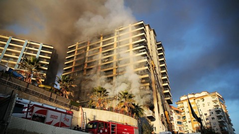 Alanya'da tadilat yapılan otelde yangın