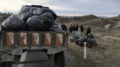 Batman'da 1 haftada tam 20 ton ağırlığında. Hepsi teker teker siyah poşetlerin içerisine konuldu