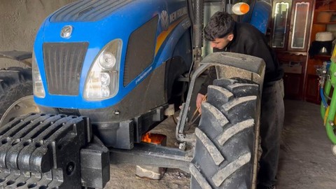 Donan araçları çalıştırmak için ilginç yöntem! Hava -20 dereceyi bulunca araçların altında ateş yaktılar