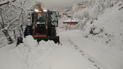 Meteoroloji'den gelen uyarının ardından Ordu'da kar yağışı etkili oldu. Belediye ekipleri, bölgede seferberlik başlattı