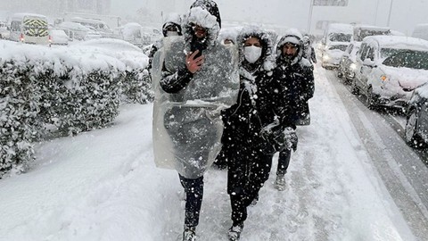 Soğuk hava dalgası etkisini sürdürüyor: İstanbul'da kar etkili oluyor! İşte il il hava tahmin raporu